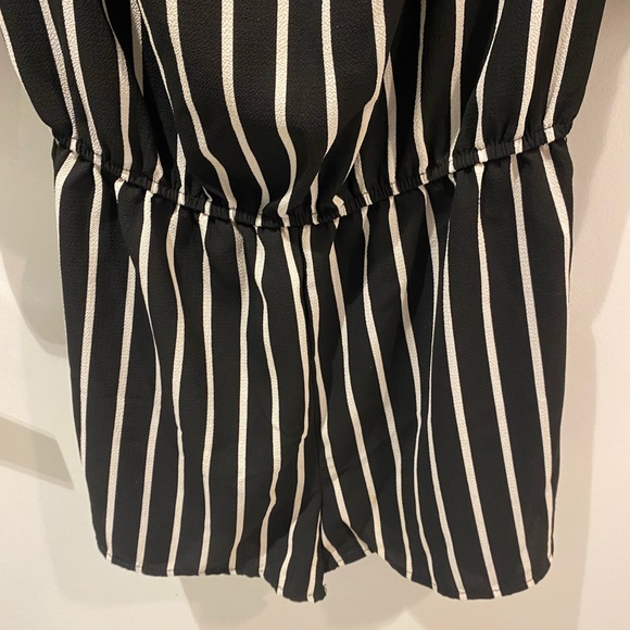 Small black and white romper (long sleeves and shorts) - Picture 4 of 4